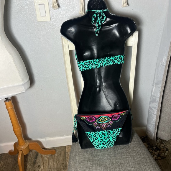 Patterned Halter Bikini Set - Picture 3 of 3